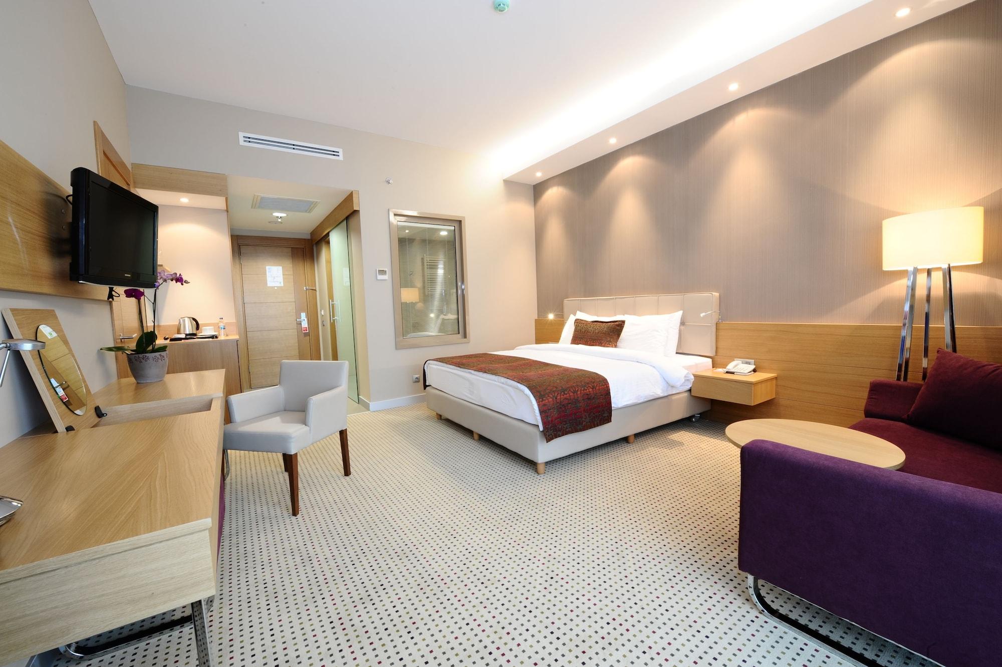 Ramada By Wyndham מלון פודגוריצה
