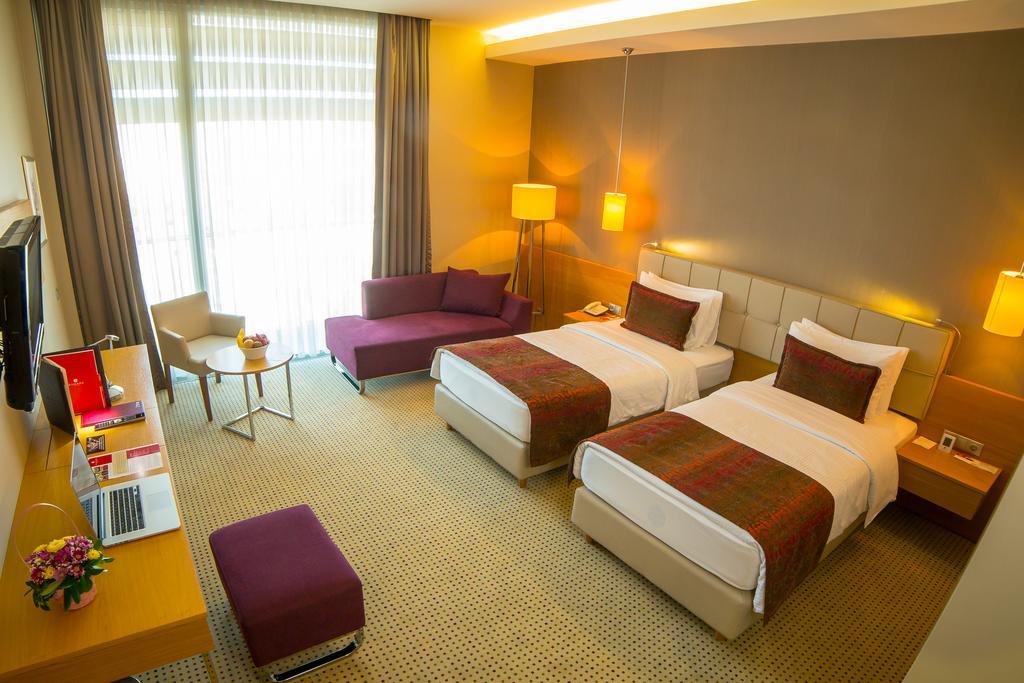 Ramada By Wyndham מלון